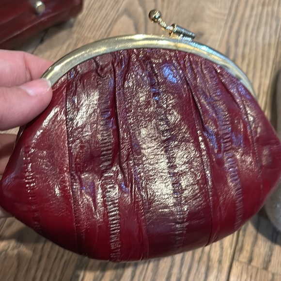 Vintage 1970s burgundy eelskin bag and matching change purse - Picture 4 of 7